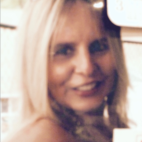 Meet your Posher, Sandy - Picture 2 of 4